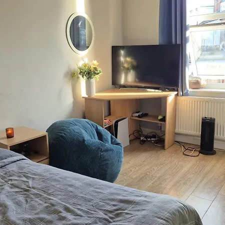 Cozy Ventilated Room Sheffield Exterior photo